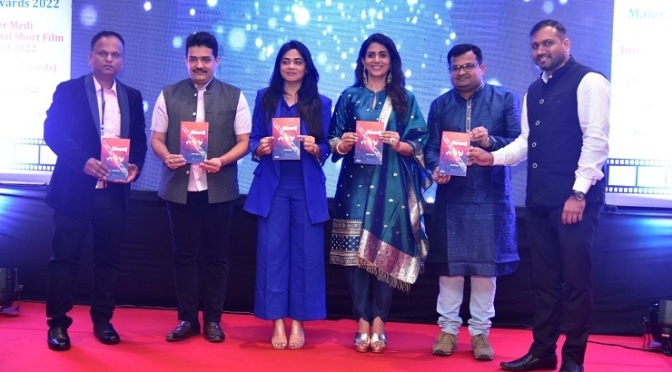 Chitrakarmi Book Launch, Sonali Kulkarni, Prarthana Behere, Ashish Ningurkar