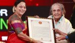 Seema Deo receiving award by senior Marathi actress Sulochana