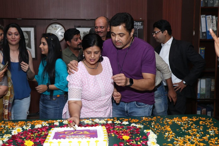 subodh bhave with his wife celebrating success of 'Shubhmangal online''